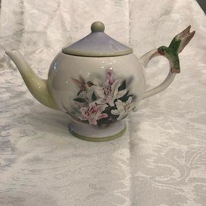 Teapot - hummingbird and lilies